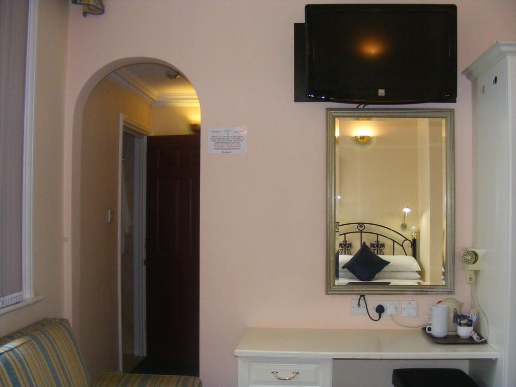 Mermaid Suite Hotel room 6